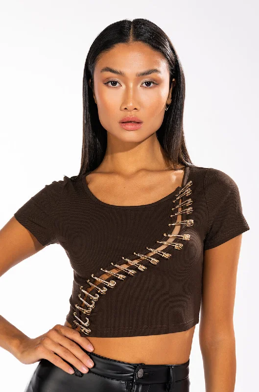 GOLD PINNED TSHIRT DARK BROWN